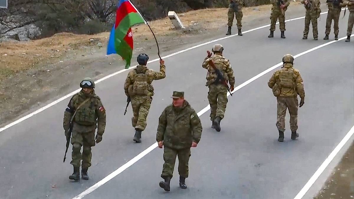 Азербайджанские и российские солдаты возле контрольно-пропускного пункта 