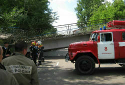 В Красноярске обрушился пешеходный мост, два человека пострадали