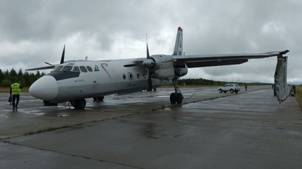 В Иркутской области экстренно сел самолет с оторванным крылом