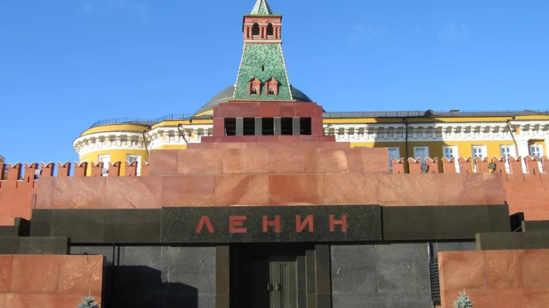 Кремлевские ленин. Мавзолей Ленина в Москве. Мавзолей в.и Ленина на красной площади в Москве. Ленин на красной площади в мавзолее.