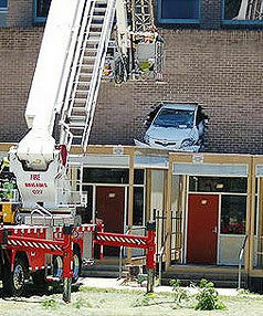 Женщина на парковке: автомобиль пробил кирпичную стену (ФОТО)