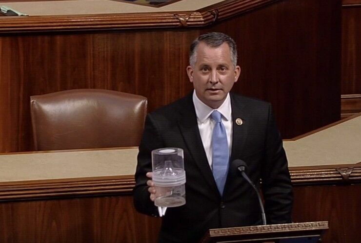 Конгрессмен пытался убедить коллег принять закон с помощью банки с комарами