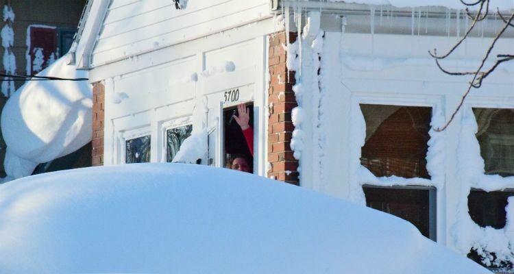 В штате Нью-Йорк из-за снежной бури объявлено ЧП - погибли восемь человек