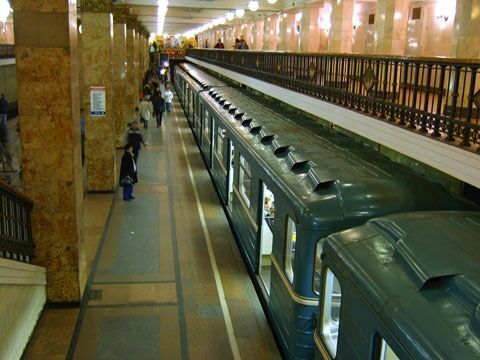 Умерла упавшая на рельсы с ребенком в московском метро женщина