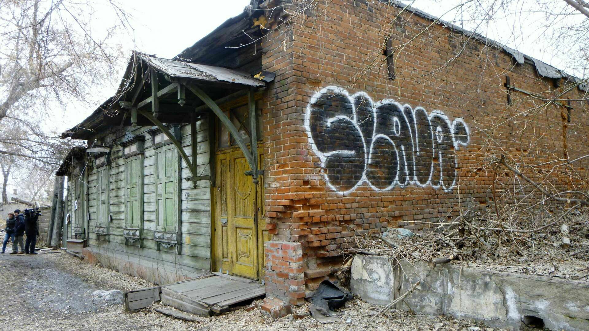 Жильцы не смогли отстоять от сноса столетний дом в Омске