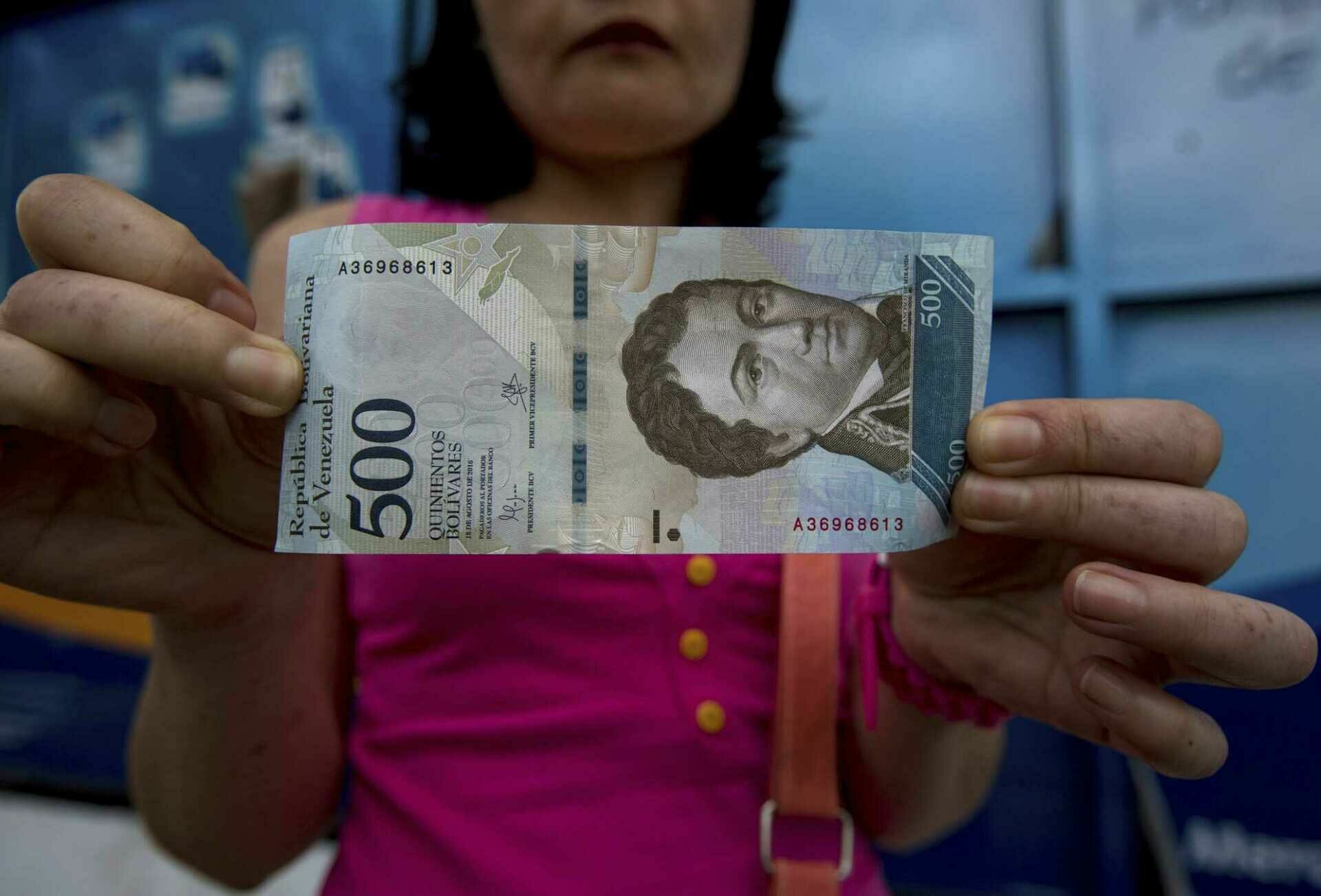 Годовая инфляция в Венесуэле превысила 2000%
