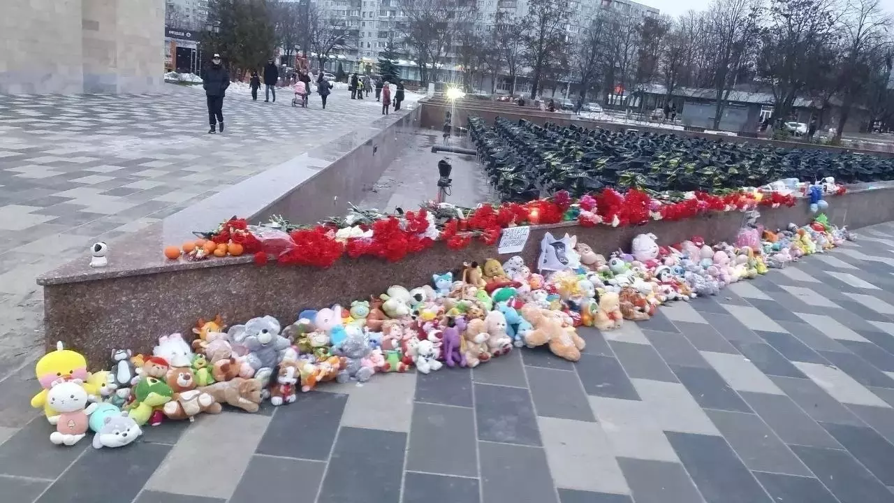 Стихийный мемориал в память о погибших в Белгороде.