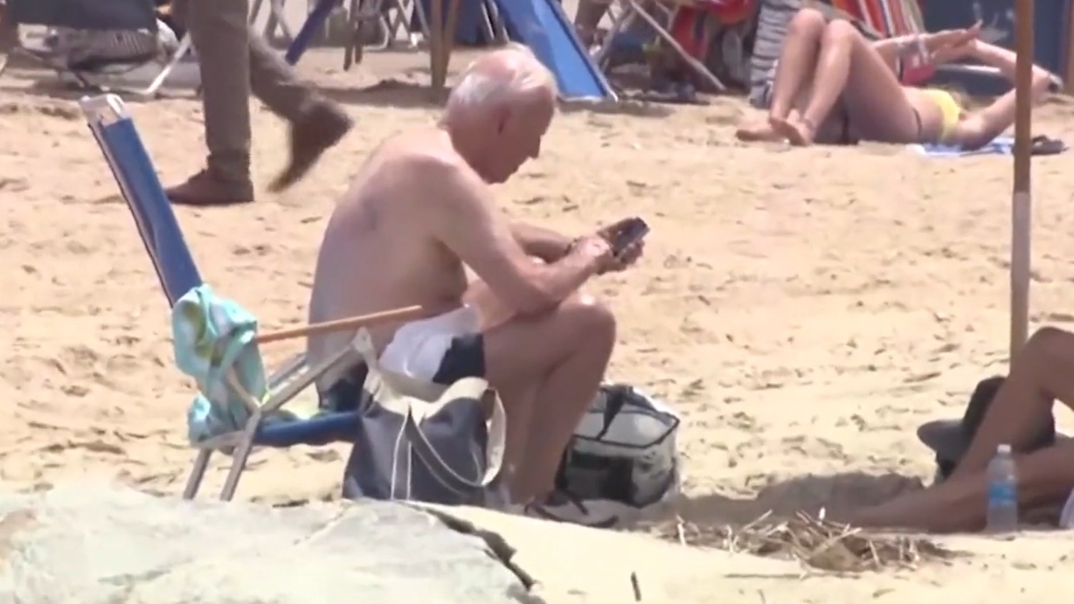 Видео дня: Джо Байден отдыхает на общественном пляже