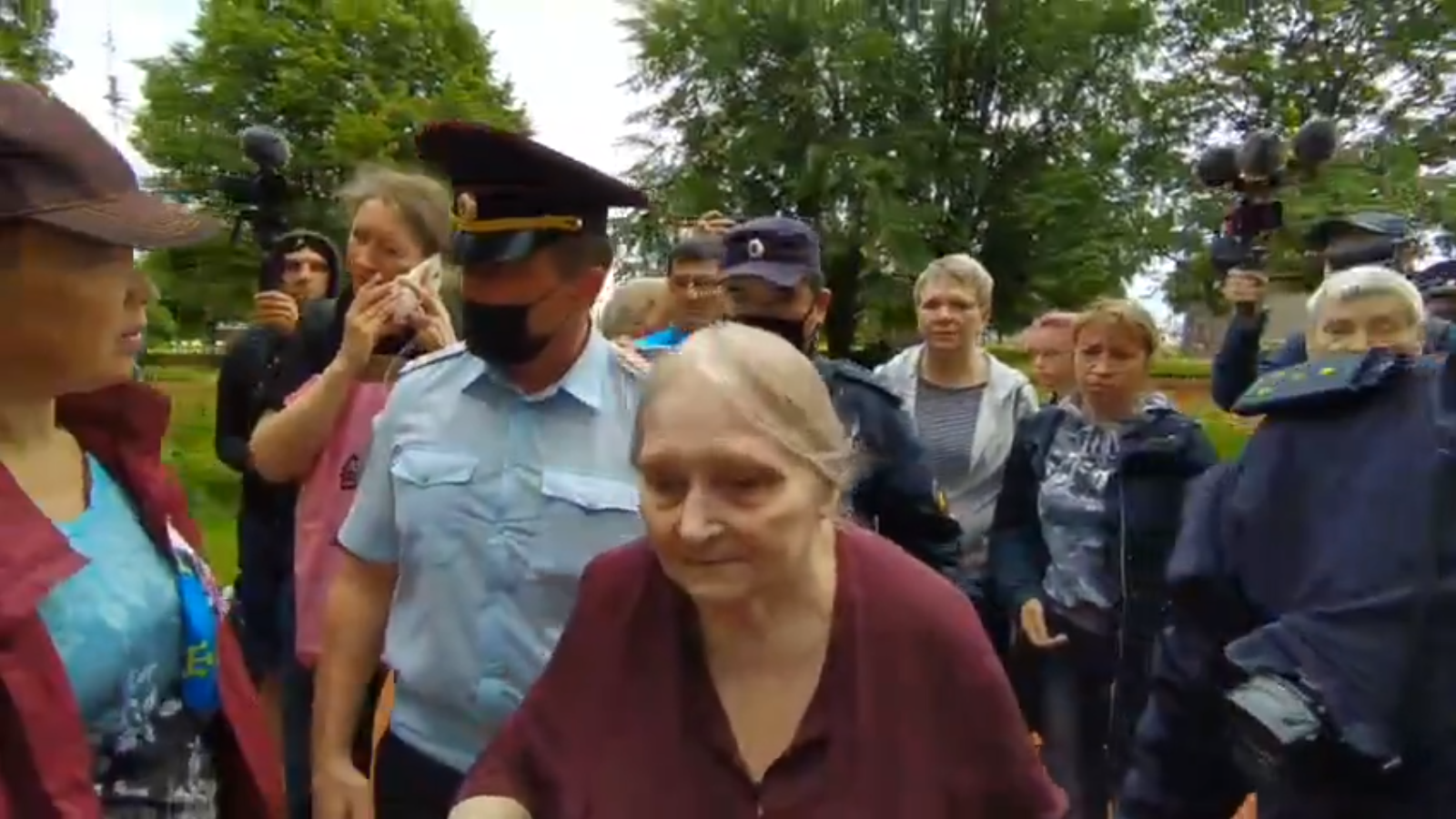 Особо опасная старушка: на акции памяти Новодворской арестовали 75-летнюю художницу