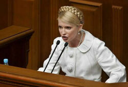 Тимошенко наконец заговорила, но перестала вставать перед судьей