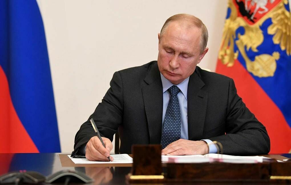 Владимир Путин подписал указ о выплате пенсионерам по 10 тысяч рублей