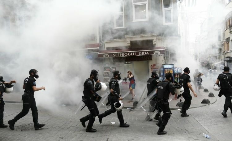 Полиция в Стамбуле применила против ЛГБТ-активистов слезоточивый газ