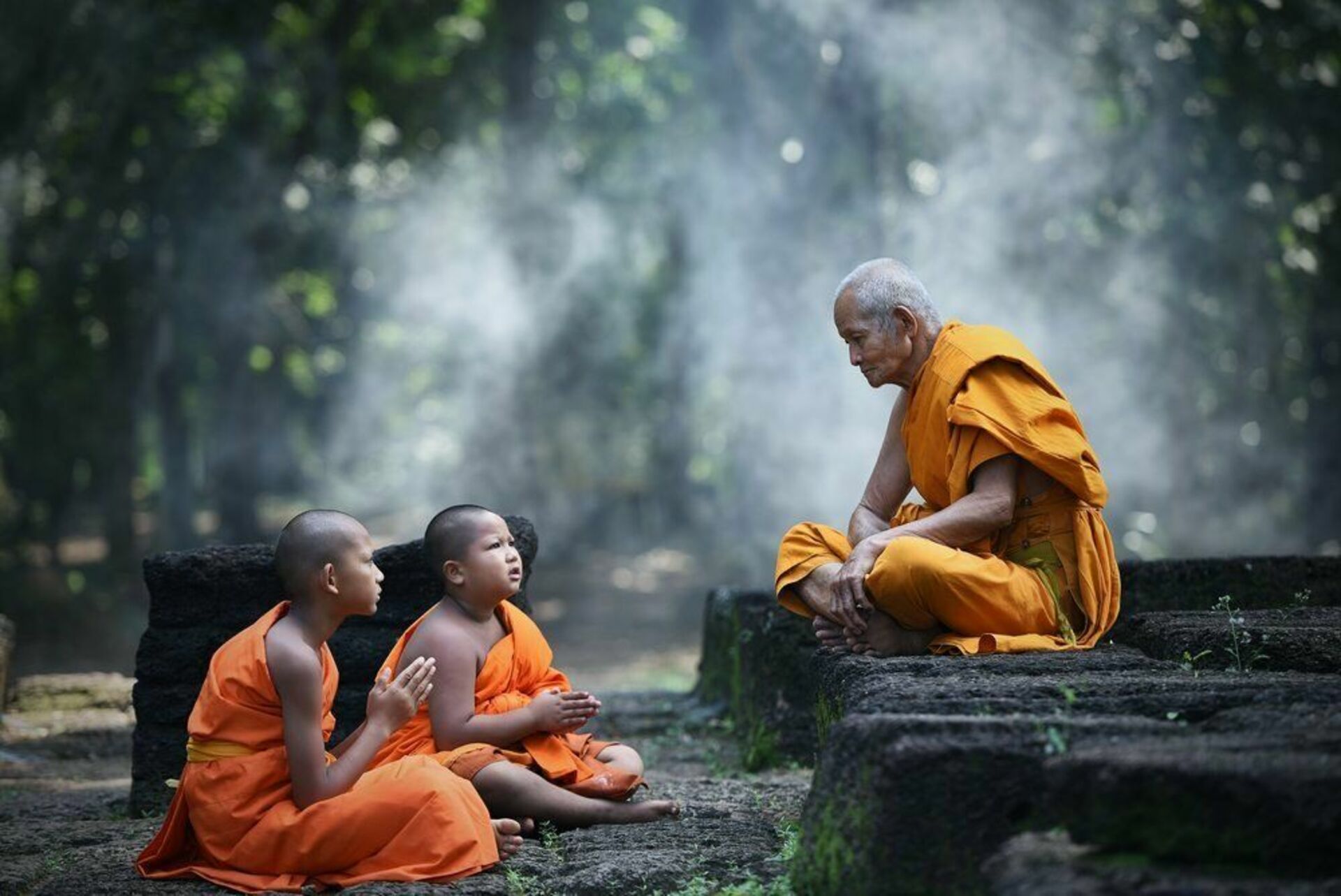 Духовная индия. Буддийский монах. Монах буддист. Буддизм монахи. Духовный учитель и ученик.