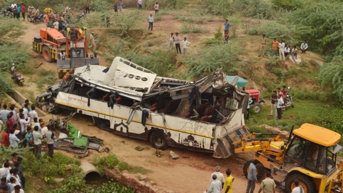 Автобус с паломниками упал в пропасть в Гималаях: 10 погибших (ВИДЕО)