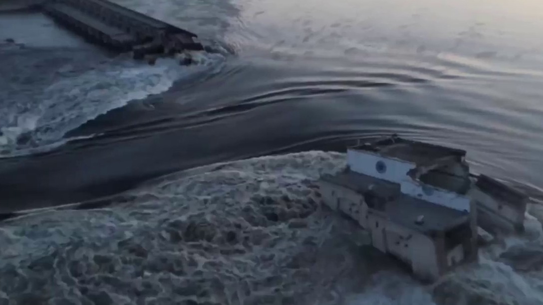 Плотина Каховской ГЭС разрушена при обстреле, идет затопление