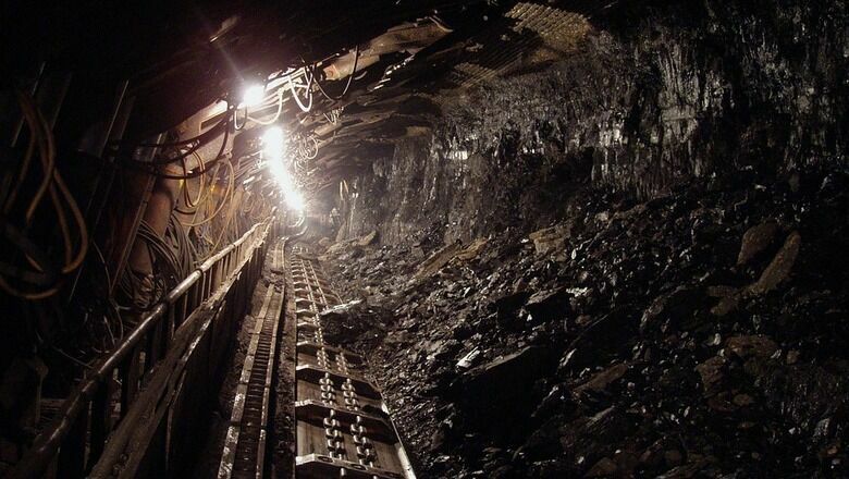 Спасатели в Кузбассе освободили двух горняков, оказавшихся под завалами в шахте