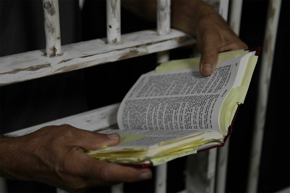 Заключенным в российских СИЗО не разрешают читать Библию