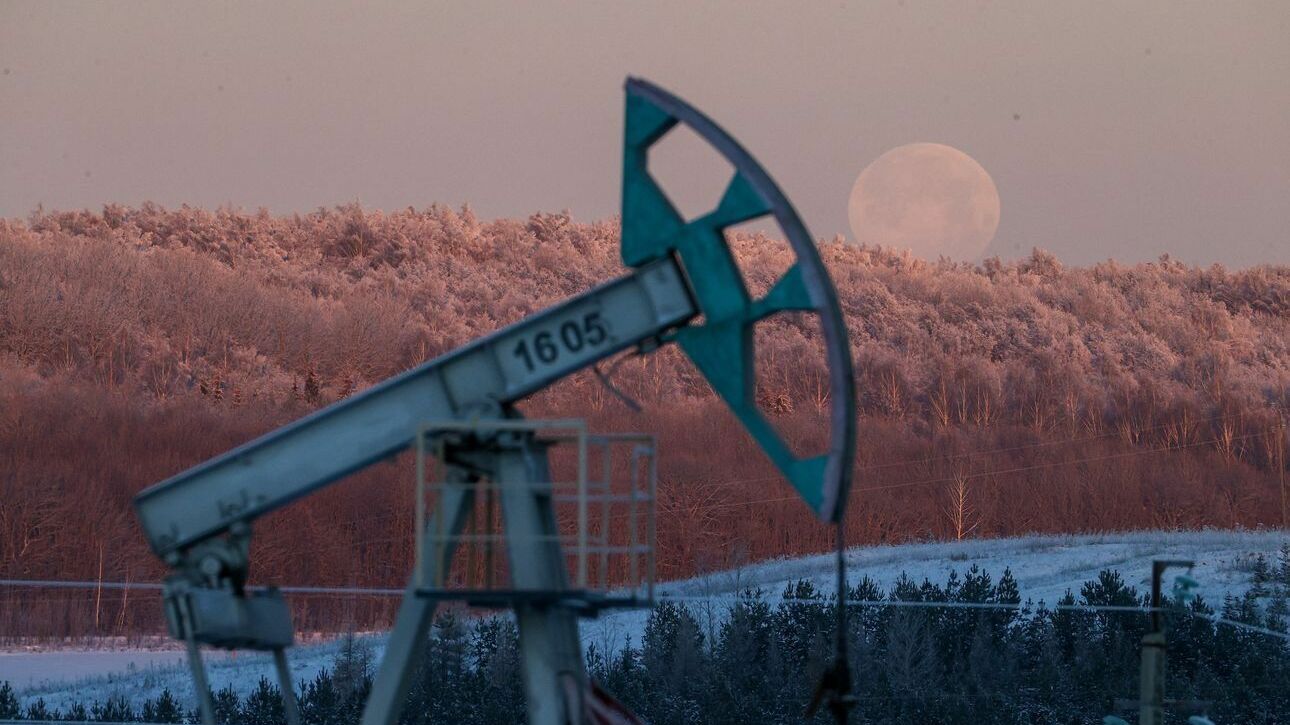 Новый потолок цен на нефть болезненно отразится на экономике России