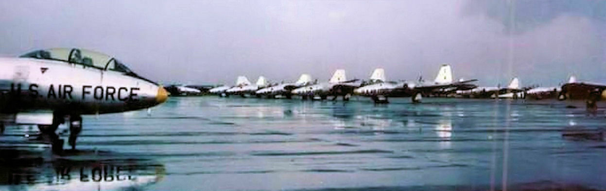 Ранний американский парад во Вьетнаме - стоянка бомбардировщиков Martin В-57В Canberra 8-й и 13-й бомбардировочных эскадрилий ВВС США на авиабазе Бьенхоа близ Сайгона, август 1964 года (c) ВВС США
