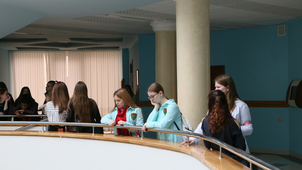Студенты в холле российского вуза.
