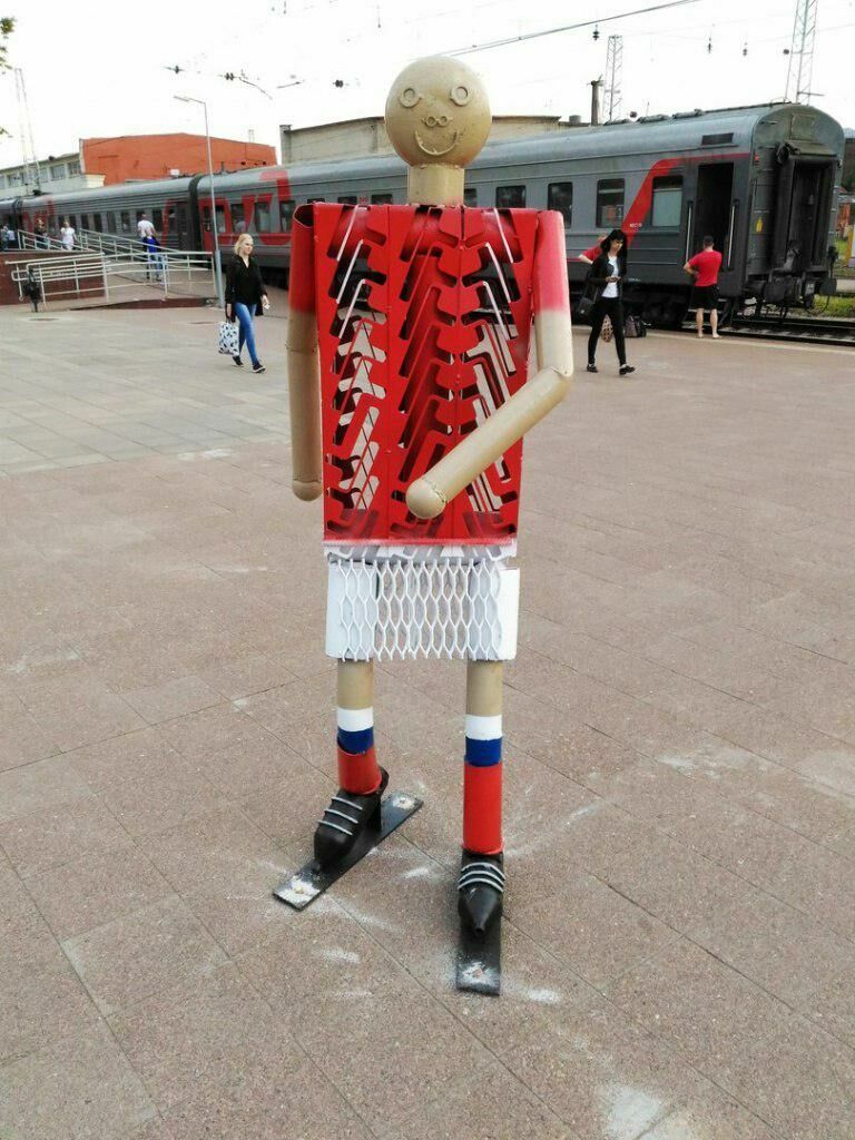 Фото дня: на вокзале в Твери установили памятник российскому футболисту
