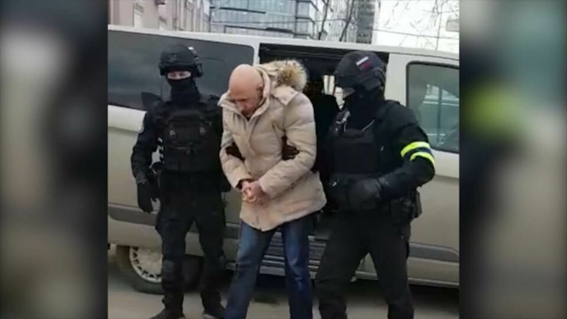Спецназовца отрезавшего ухо пойманному террористу. Задержан боевик банды Басаева. Задержание боевика в Чечне.