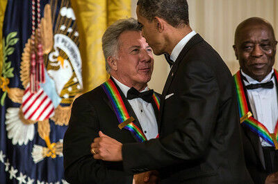 Обама вручил премии Кеннеди знаменитым актерам и музыкантам