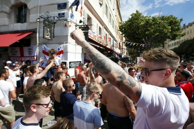 Старт Евро омрачен массовыми беспорядками с участием англичан в Марселе