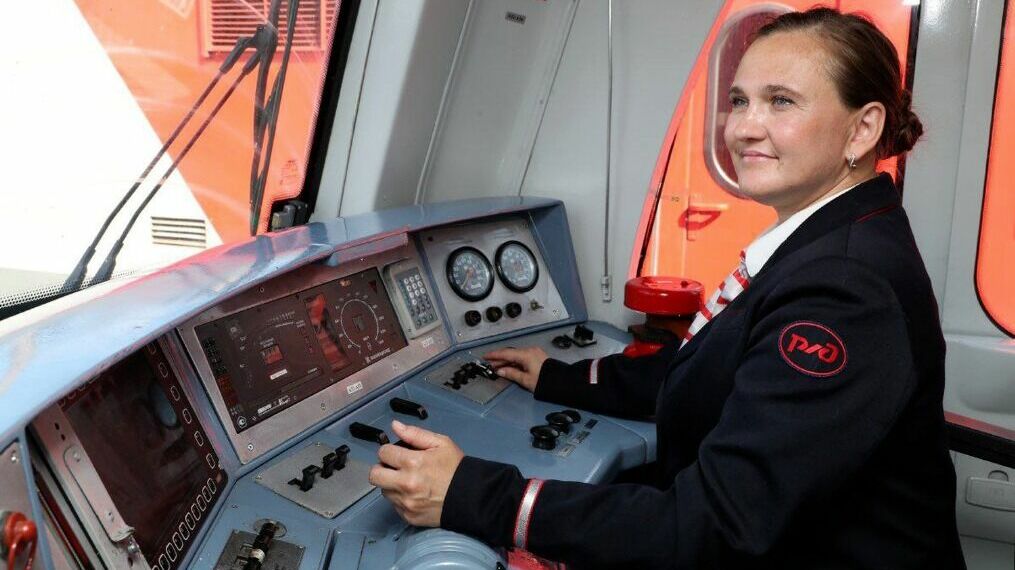 Первая женщина-машинист получила право водить поезда дальнего следования