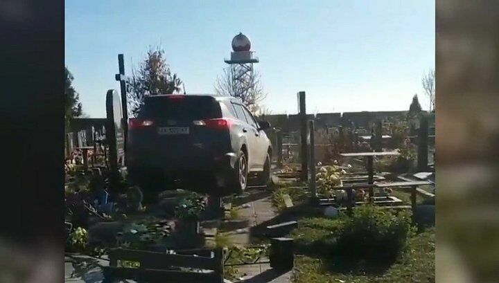 Видео дня: в Харькове священник на Тойоте разгромил кладбище