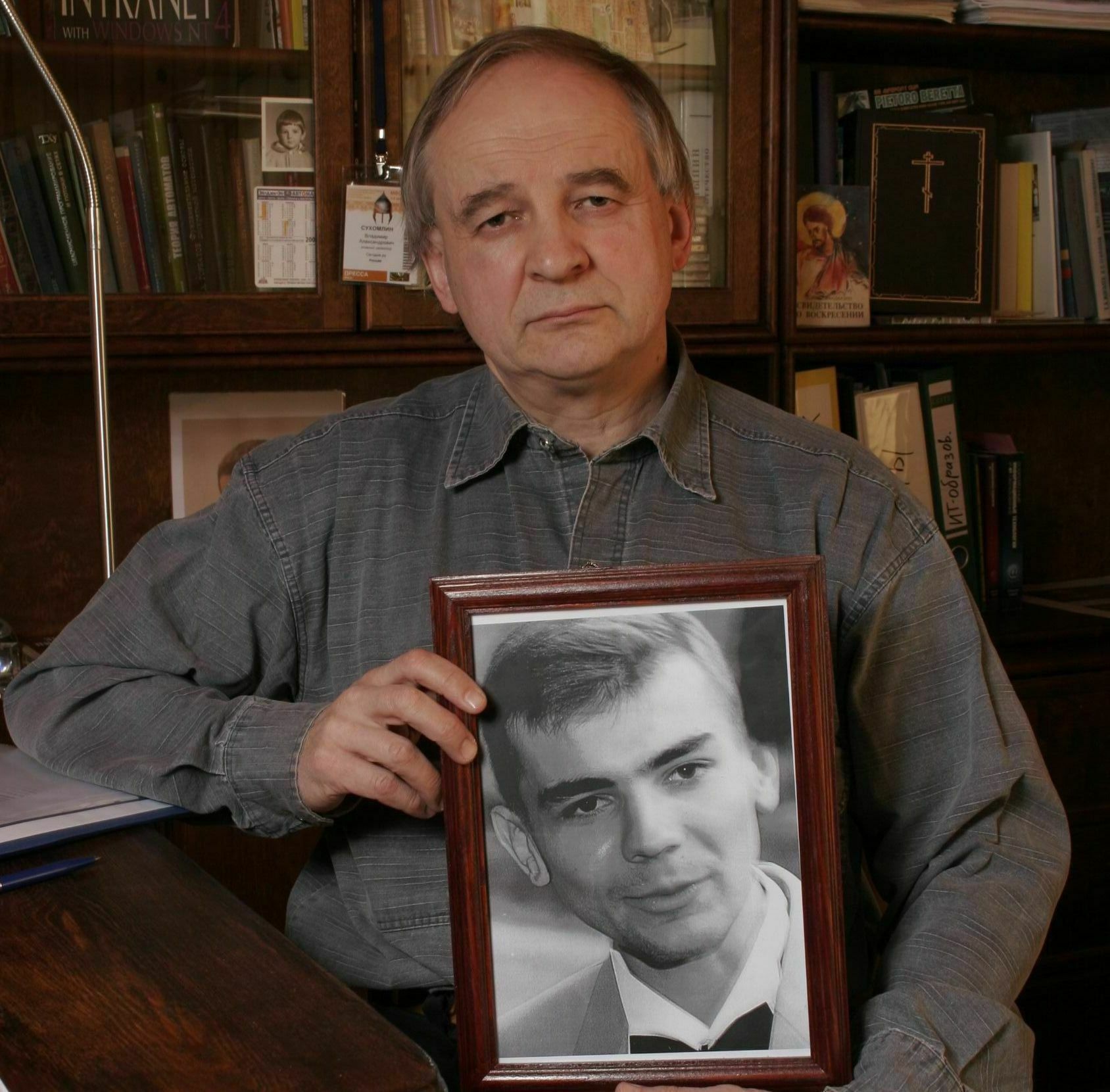 Профессор МГУ Владимир Александрович Сухомлин уже 16 лет добивается от правоохранительной системы установить имя заказчика убийства его сына. 