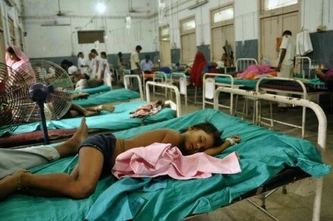 Более 300 человек в Индии попали в больницы с неизвестной болезнью