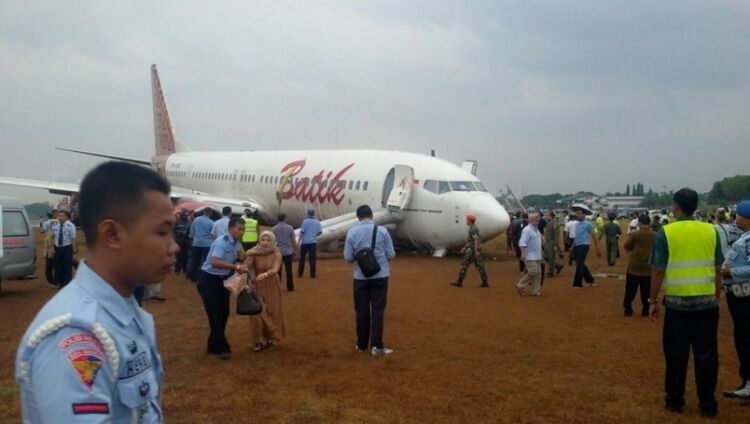 Boeing 737 совершил жесткую посадку в индонезийском аэропорту