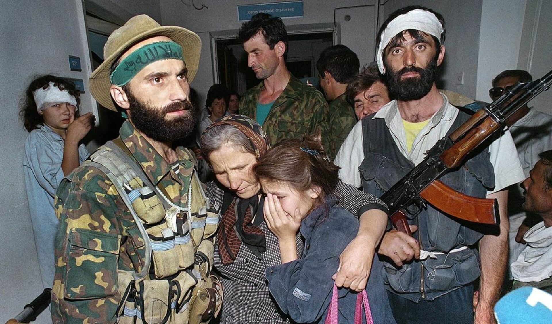 Куда террористы. Захват заложников в Буденновске 1995. Захват больницы в Буденновске. 14 Июня 1995 г Басаев в будённовске.
