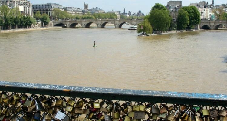 Парижский мост Искусств начали очищать от «замочков любви»