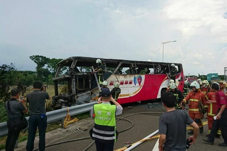 На Тайване загорелся автобус с туристами: погибли 26 человек