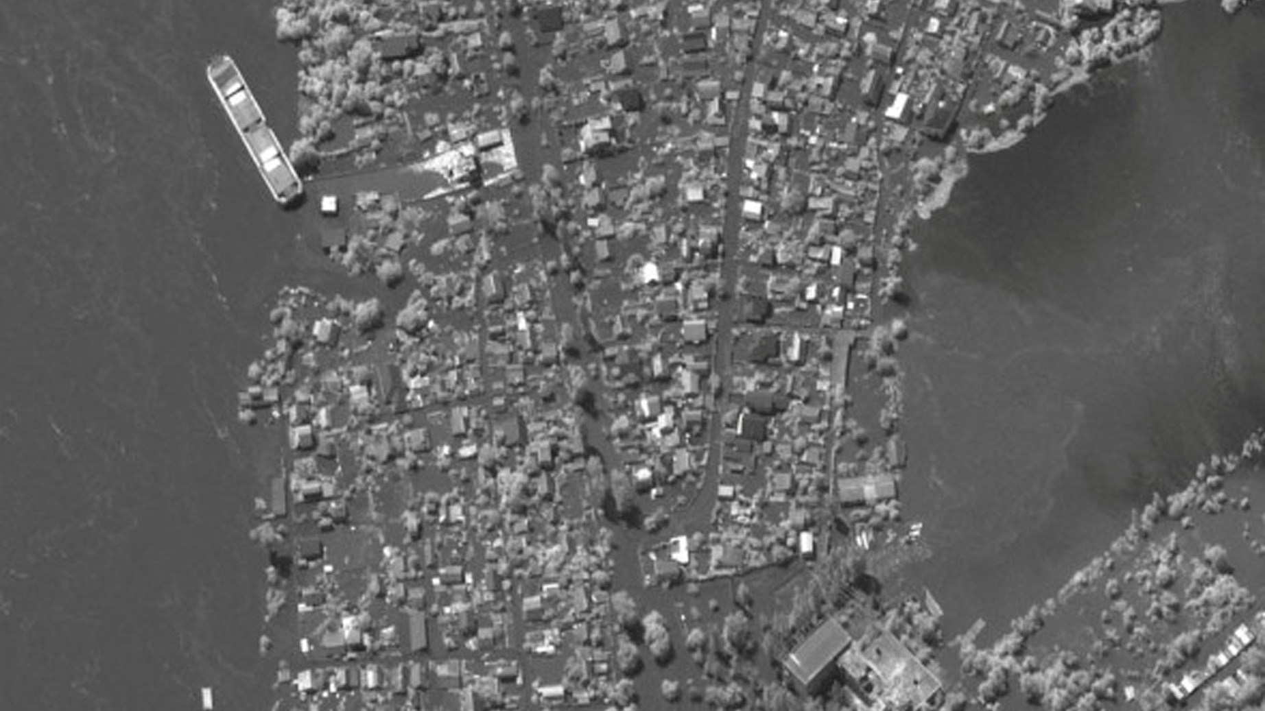 В Сети появились новые кадры со спутника затопленных районов вблизи Каховской ГЭС