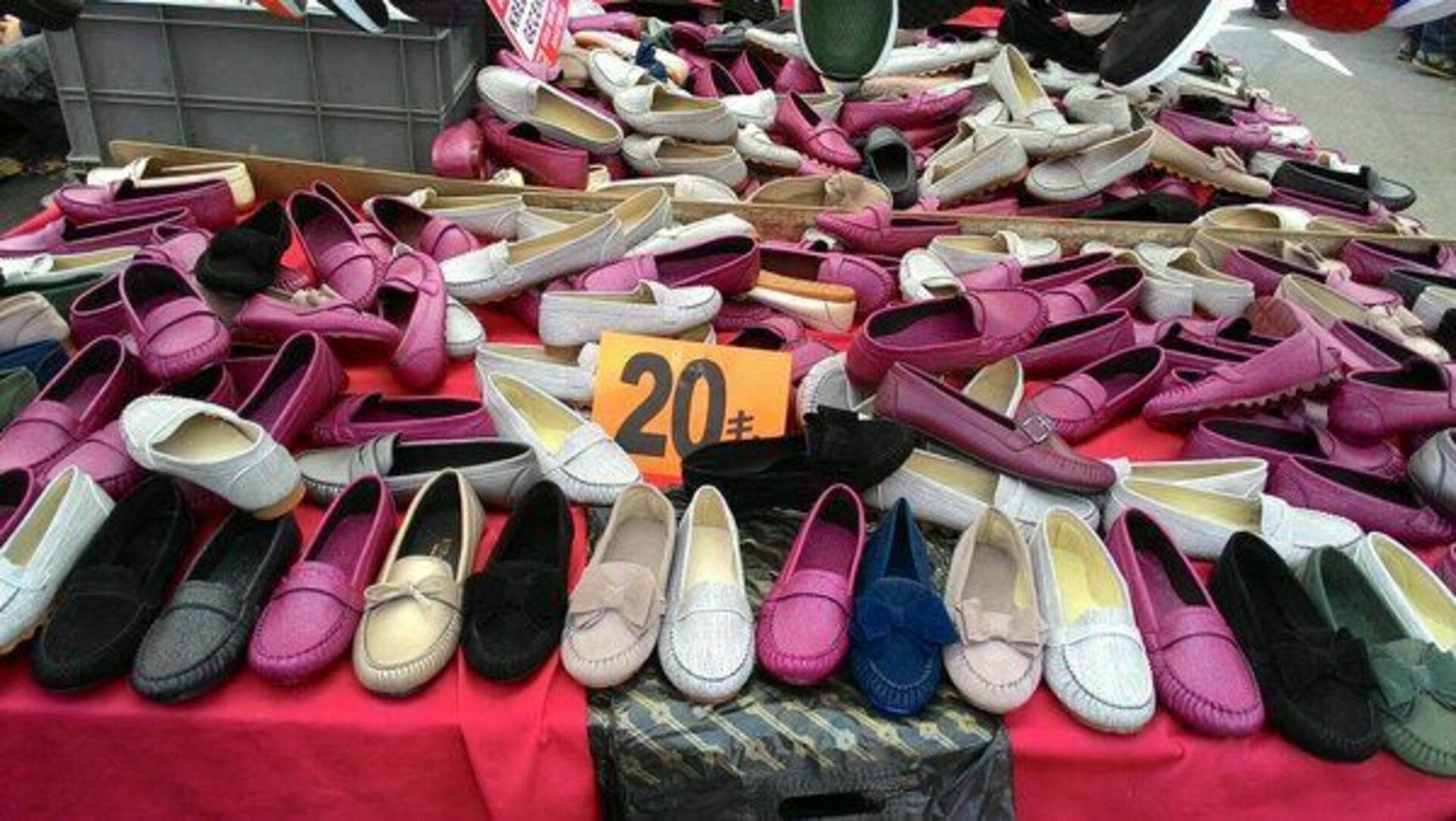 Что в турции дешевле чем в россии. Турецкий обувной рынок в Стамбуле. Турецкие тапочки Лалели. Рынок обуви. Рынок одежды.
