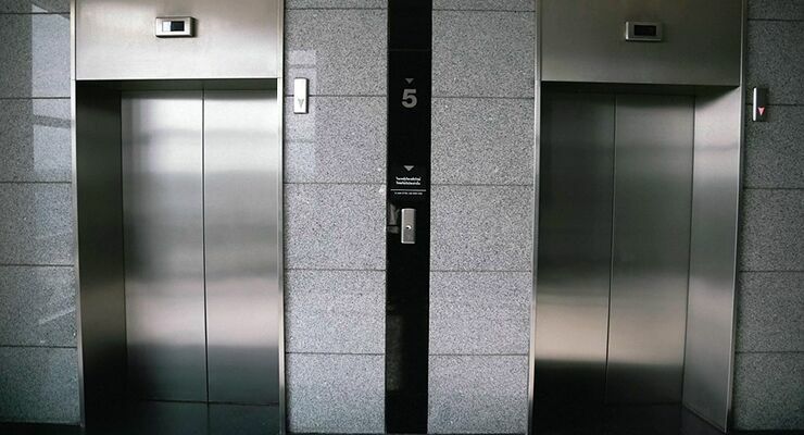 В Казани женщина с ребенком провели пять часов в упавшем лифте