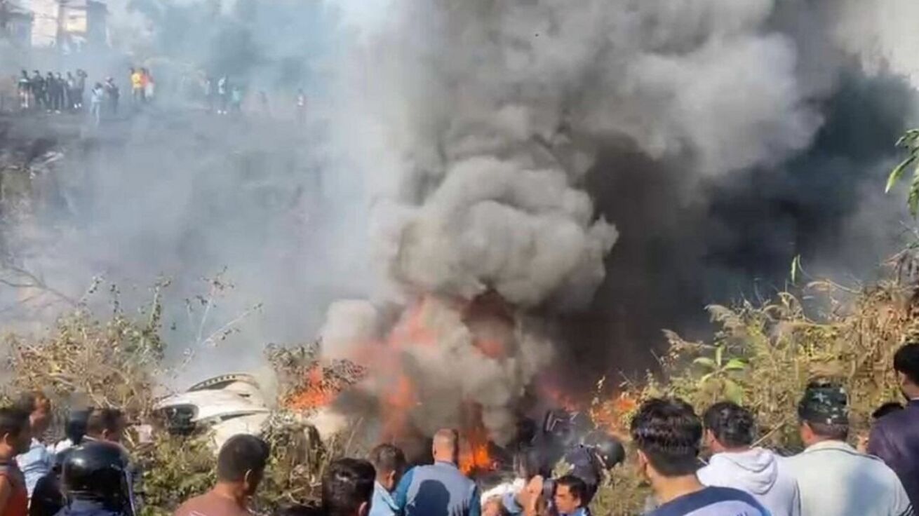 В Непале разбился пассажирский самолет с 72 людьми на борту (ВИДЕО)