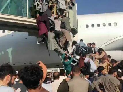 Стало известно, кто упал с улетающего самолета в Кабуле: врач, футболист и подросток