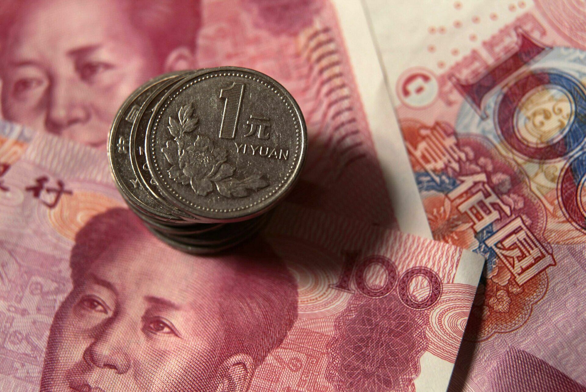 Китайский юань поднялся на пятое место самых торгуемых валют мира