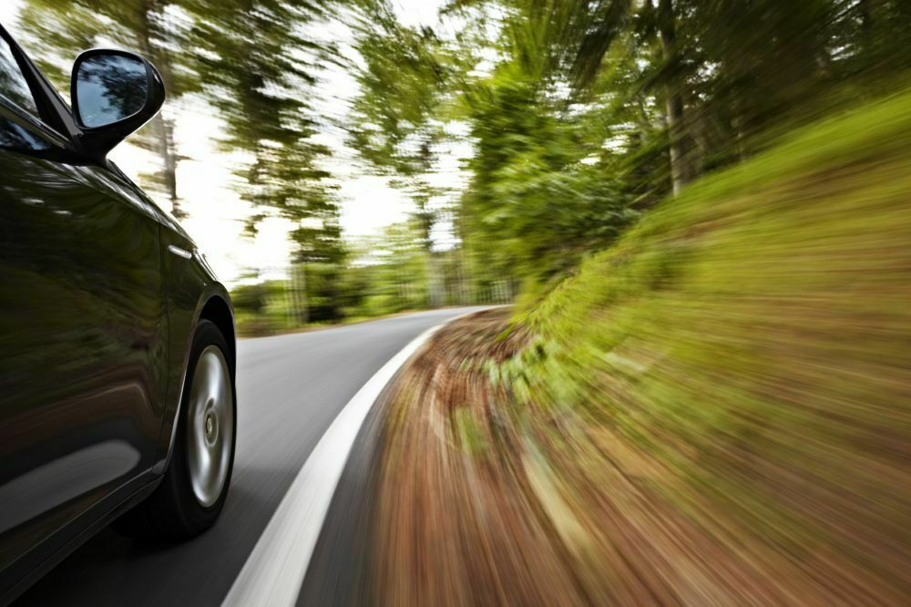 Психолог объяснил самообманом причину, по которой водители превышают скорость
