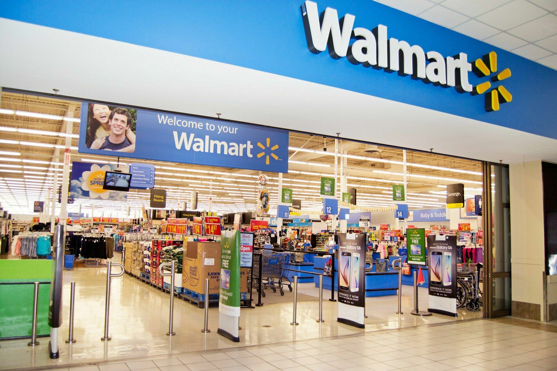 Walmart начал увольнять сотрудников из-за прогнозируемого падения прибыли