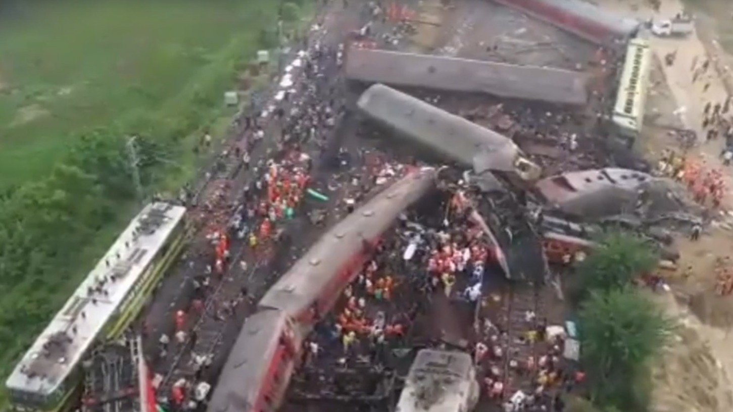 При столкновении поездов в Индии погибли более 300 человек