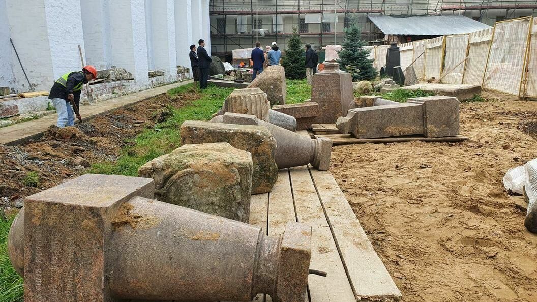 Реконструкция Новодевичьего монастыря привела к скандалу с разоренными могилами