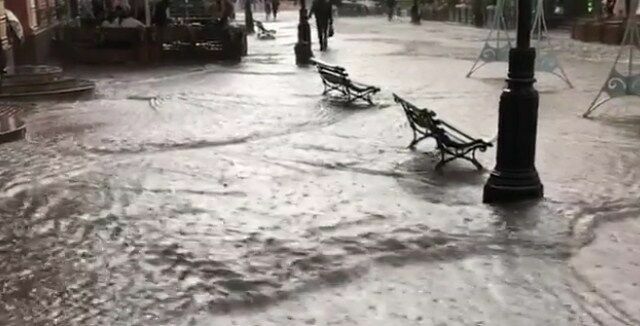 "Как в Венеции": москвичи делятся видеозаписями с затопленных ливнем улиц