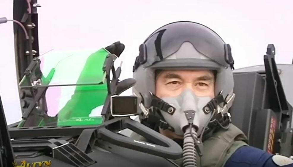 Небо зовет! Президент Туркменистана "лично" испытал сверхзвуковой самолет