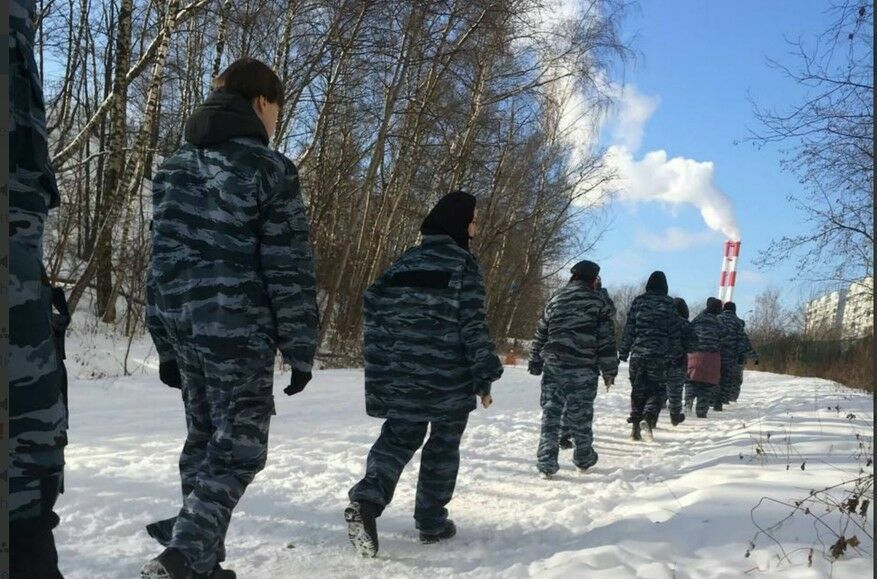 В Москве задержали 25 "омоновцев", охраняющих слово "свобода" на снегу
