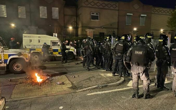 В беспорядках с участием подростков в Северной Ирландии пострадали 14 полицейских